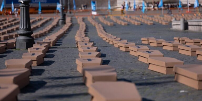 Sfilata di bare a Venezia per i morti sul lavoro: 101 le morti in Veneto nel 2023