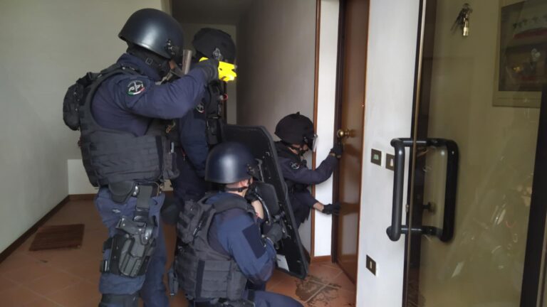 Paura a Cervarese Santa Croce: uomo barricato in casa armato di coltello