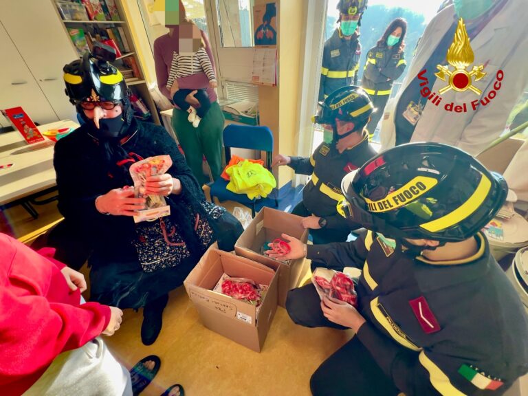 La Befana tra i bambini della Pediatria a Padova con i vigili del fuoco