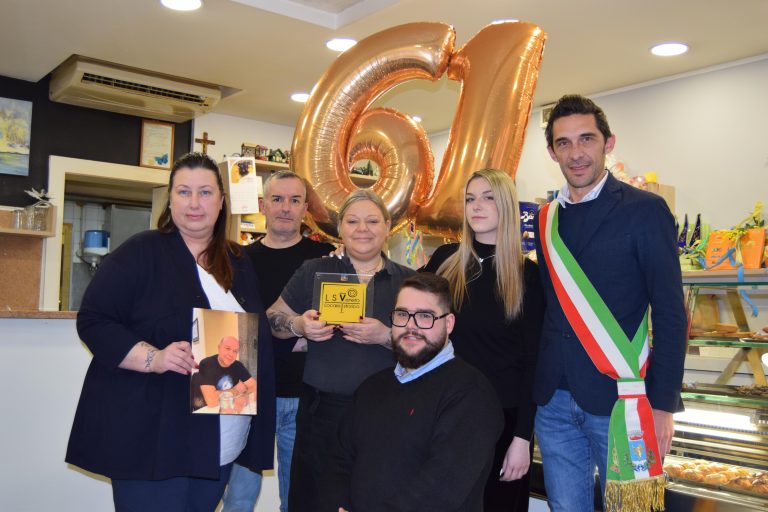 La famiglia Rado, proprietaria della Pasticceria Moderna di Vigonovo, e il sindaco Luca Martello al momento della consegna della targa di riconoscimento per i 61 anni di attività
