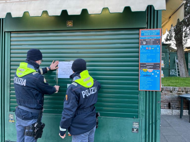 Venezia, accoltella un uomo durante una lite: arrestato gestore di un chiosco di piazzale Roma, sospesa la licenza del locale