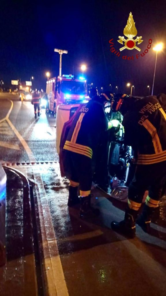 Incidente ad Altivole: auto si ribalta al casello della Pedemontana
