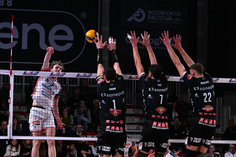 Pallavolo, Sonepar Padova cede al tie-break: Milano passa dopo una battaglia da cinque set