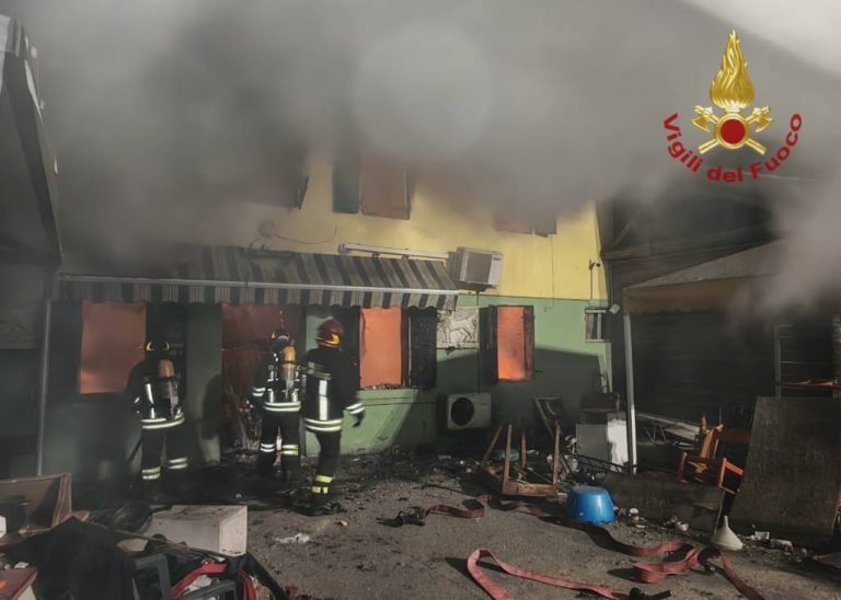 Incendio in un’abitazione a Codevigo: prosegue il lavoro dei vigili del fuoco per mettere in sicurezza la struttura