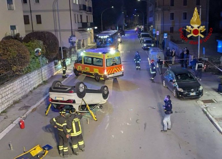 Incidente a Belluno: auto si scontra contro un’altra auto parcheggiata e si ribalta, ferita la conducente