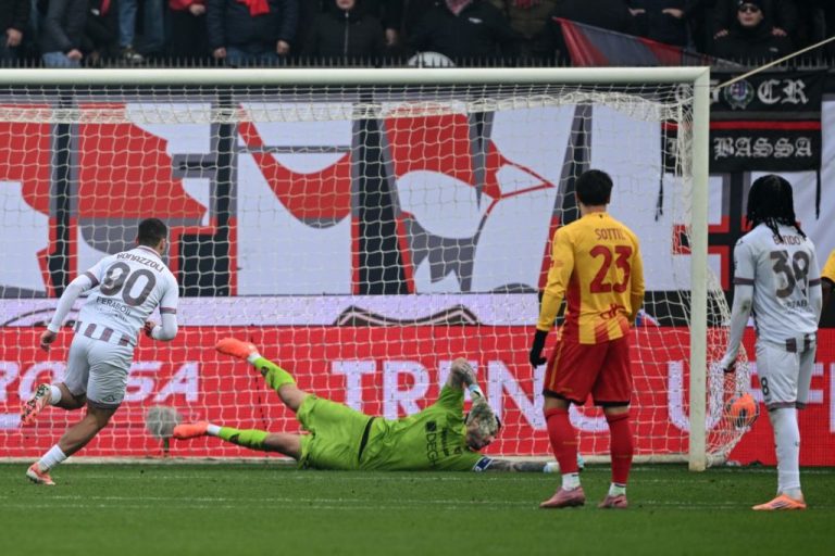 Bonazzoli-Sanabria, la Cremonese batte il Lecce 2-0