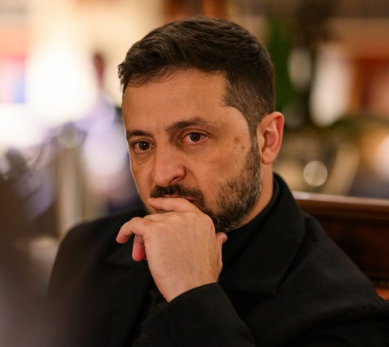 Zelensky: “Oggi condivideremo il piano di pace rivisto con gli Usa”