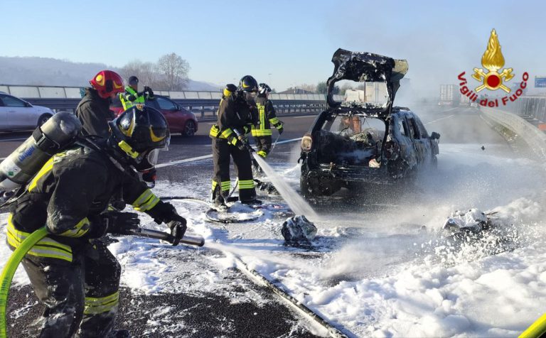 Vicenza, auto in fiamme sull’A4: intervento dei vigili del fuoco vicino al casello ovest