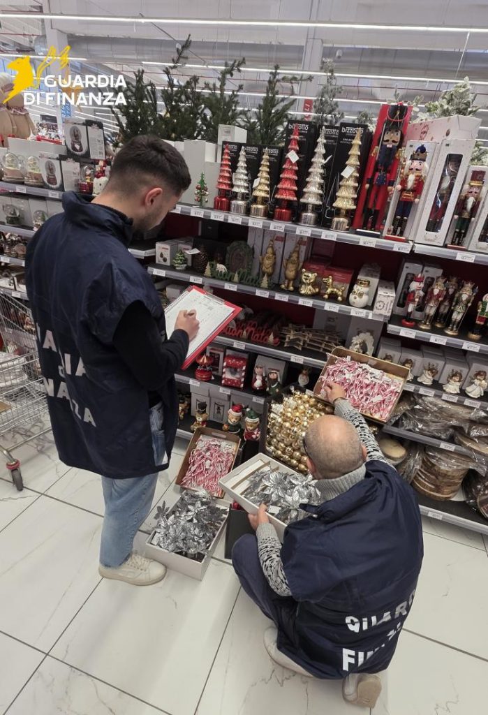 Quasi 900 chili di fuochi d’artificio pericolosi e 40mila articoli festivi venduti : maxi sequestro a Vicenza