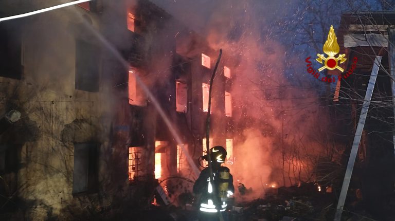 Fara Vicentino, incendio in un’abitazione disabitata: complesse operazioni di spegnimento
