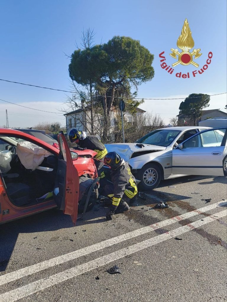 Incidente tra tre auto a Rovigo: una donna ferita