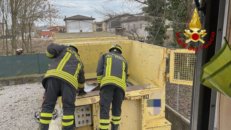 Borgoricco, incidente sul lavoro: operaio muore cadendo in un autocompattatore