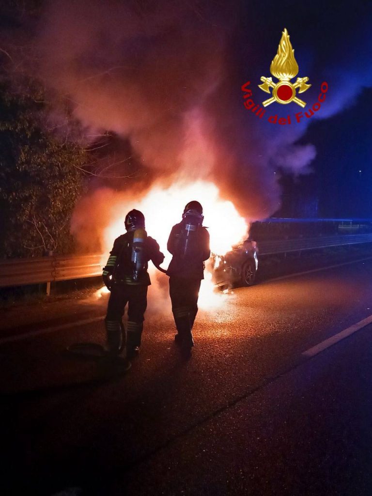 Treviso, auto in fiamme sulla tangenziale durante la notte