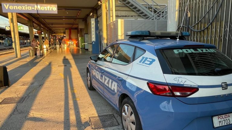 Mestre, tenta di rubare uno smartphone in stazione: arrestato per furto aggravato