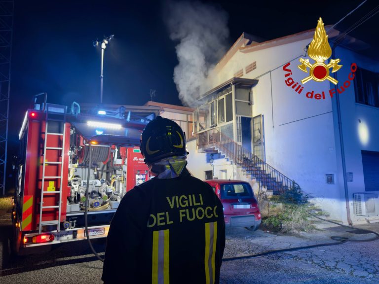 Incendio a Legnaro nella serata: a fuoco un appartamento, 70enne intossicato