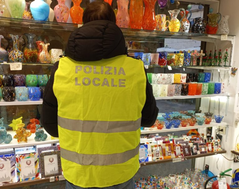 Venezia, sequestrati 400 articoli in vetro artistico privi di etichettatura