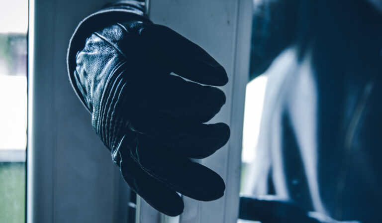 Furti nelle case, segnalata la stessa auto tra padovano e trevigiano: Trebaseleghe allerta i cittadini