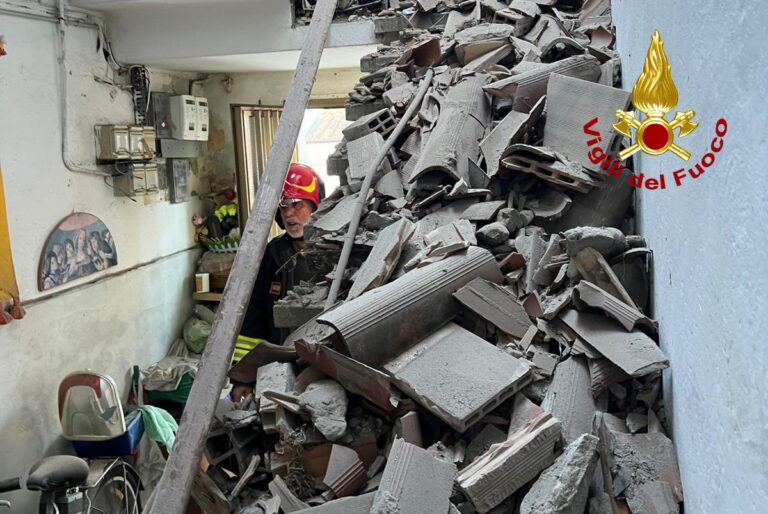Cavarzere: crollo del tetto di una casa, due persone evacuate