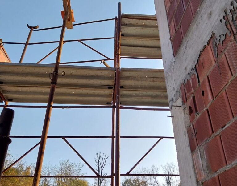 Teolo, malore fatale a lavoro: 85enne cade dal primo piano e muore sul colpo