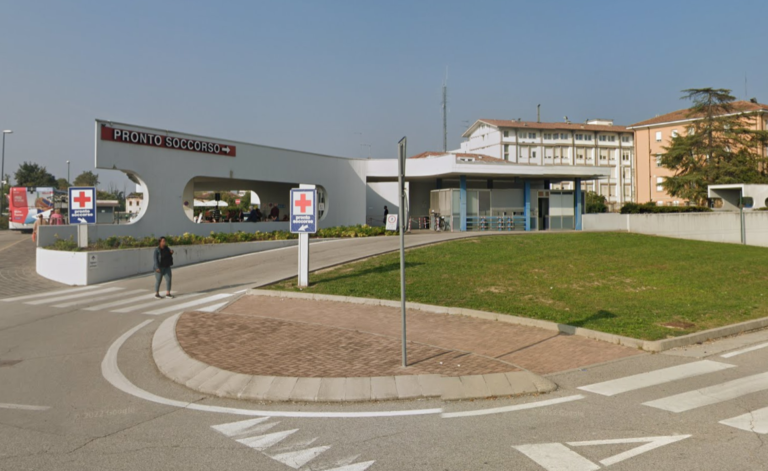 Montebelluna, bambina cade dal quinto al secondo piano del condominio: è in pericolo di vita