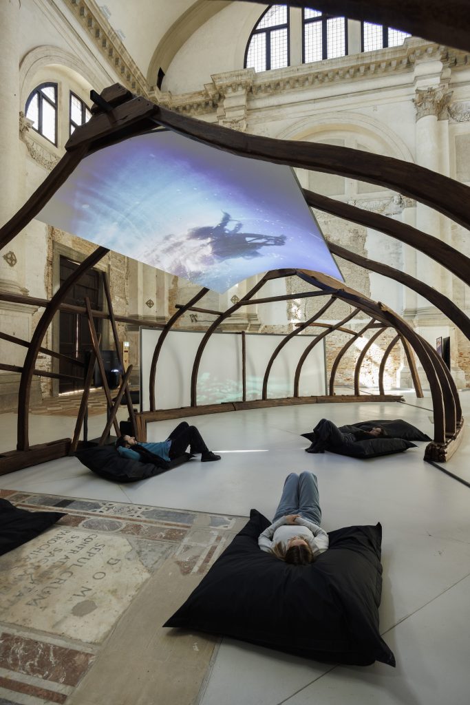 Nadia Huggins, “A shipwreck is not a wreck”, 2025. Vista della mostra “otras montañas, las que andan sueltas bajo el agua” [altre montagne, dissolte sotto l’acqua]“, Ocean Space, Venezia. Commissionata da TBA21–Academy. Foto: Jacopo Salvi
