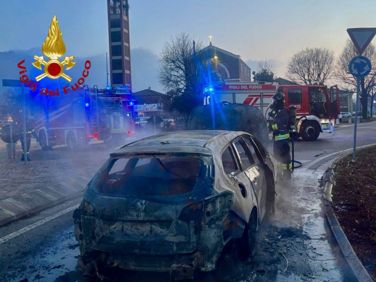 Bastia di Rovolon, auto in fiamme vicino alla chiesa