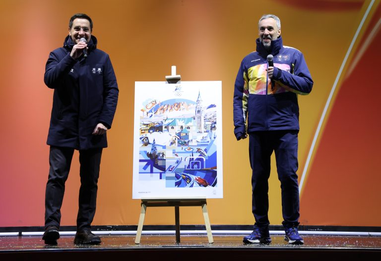 Olimpiadi Milano-Cortina 2026, svelato il poster ufficiale “Anniversary 1956-2026”