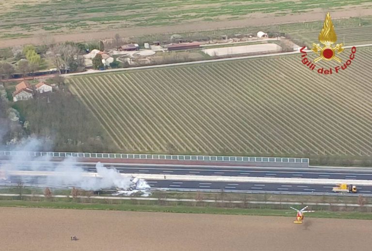 Incidente in A4, scoppia un incendio