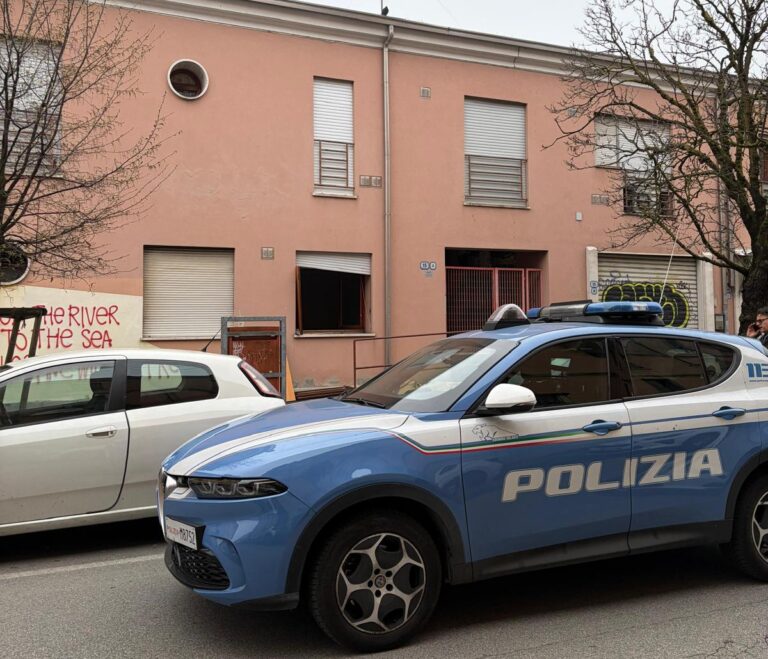 Padova, la polizia sgombera due edifici occupati: tre denunciati