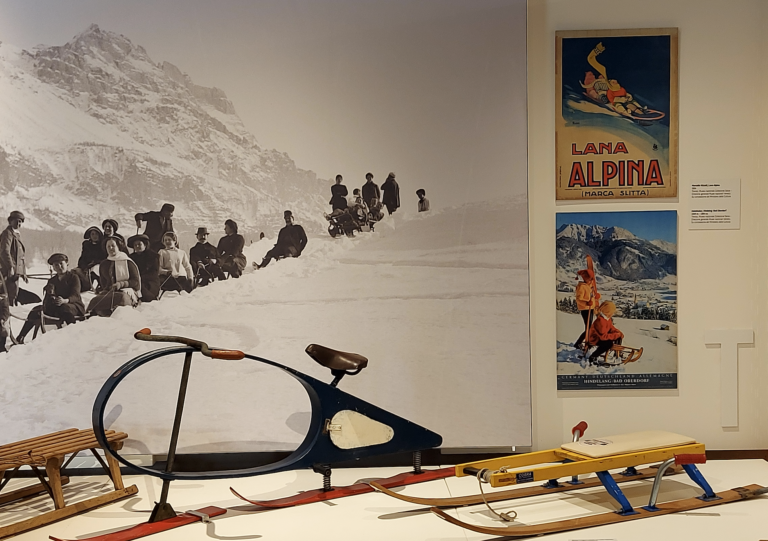 Oltre mille visitatori per la mostra “La slitta fra tradizione, gioco e competizione” al Museo Etnografico Dolomiti