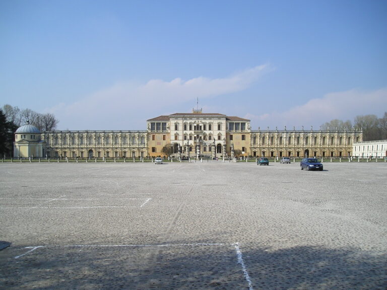 Villa Contarini si arricchisce di preziosi volumi antichi: donate tre opere del Seicento alla Biblioteca Cameriniana