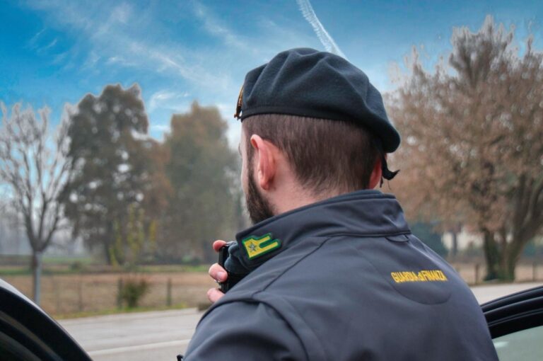Verona, finanziere fuori servizio sventa furto in casa e blocca il ladro