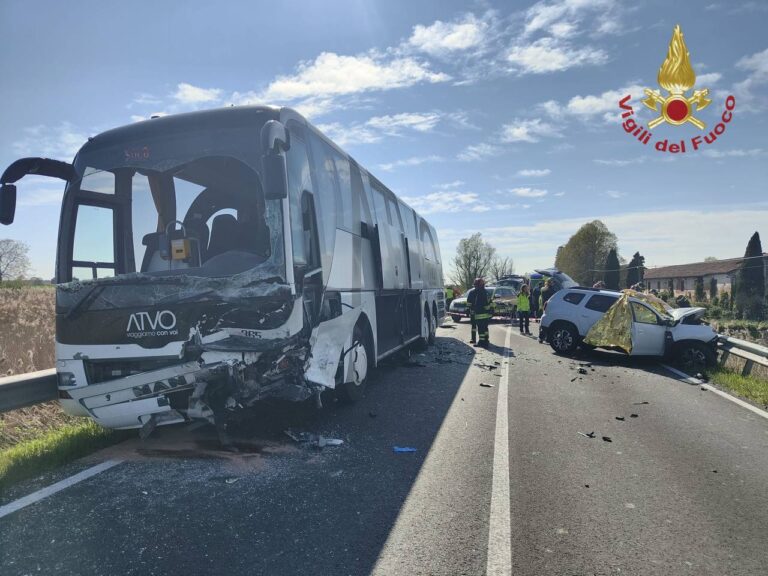 Quarto d’Altino: incidente frontale tra auto e autobus, morto un uomo