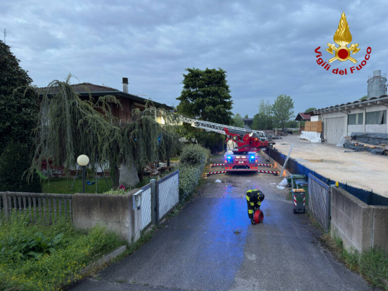 Vigonza, incendio nella notte: a fuoco il tetto di una casa