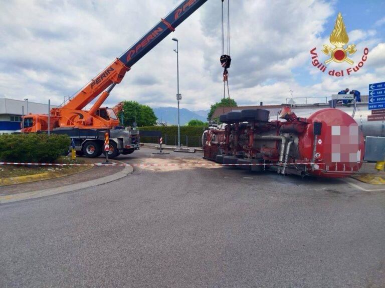 Loria, cisterna ribaltata: intervenuti i vigili del fuoco
