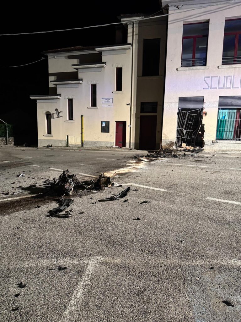 Incidente a Tovena, 19enne si schianta in auto: portato via in elicottero