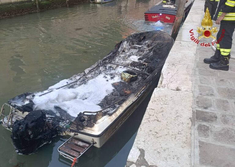 Barca va a fuoco a Venezia: ferito il proprietario