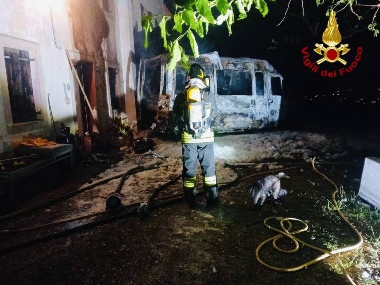 Conegliano, incendio nella notte: a fuoco un camper