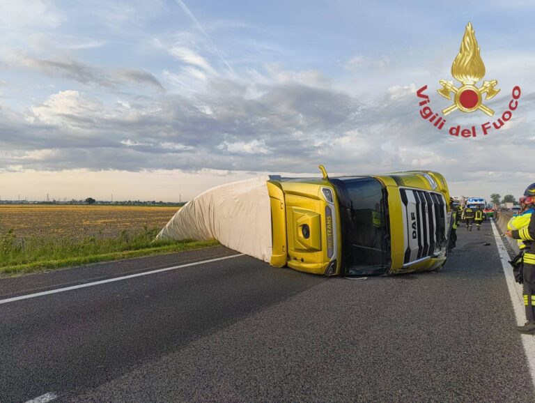 Rovigo, camion si ribalta: autostrada chiusa per incidente