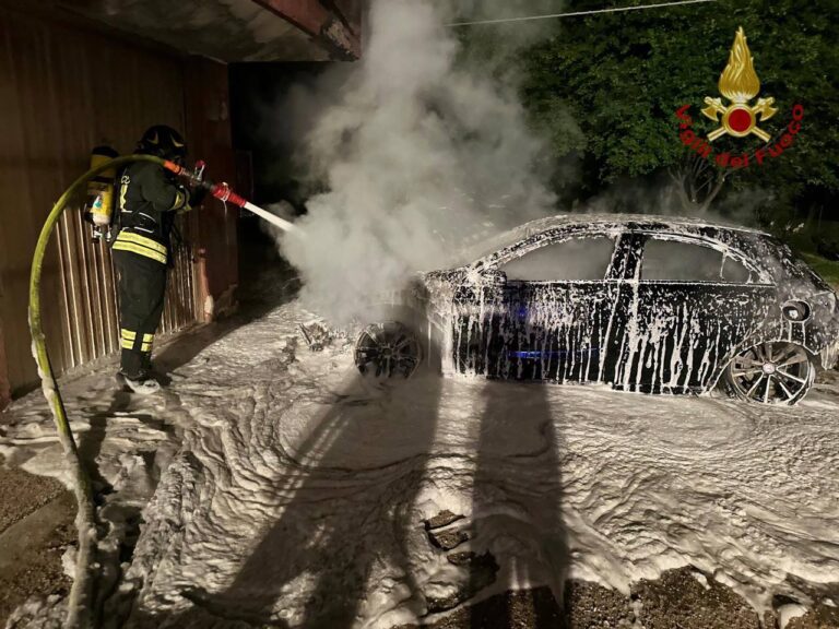 Incendio nella notte a Gorgo al Monticano (Tv), auto in fiamme