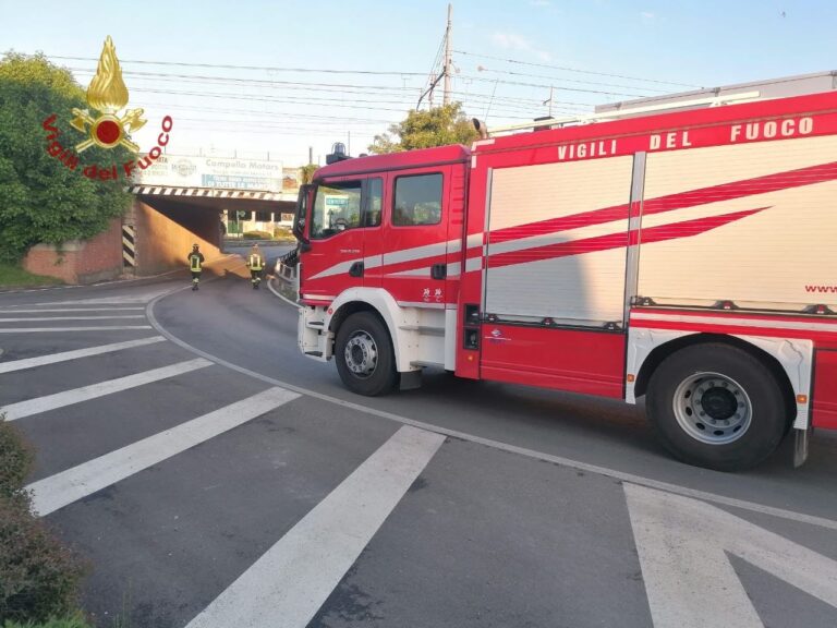 Rovigo, chiuso il sottopasso Marabin: camion si scontra con la struttura