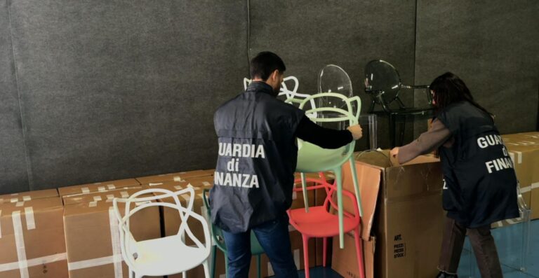 Maxi operazione della Finanza: sequestrati oltre 6.500 lampade e sedie di design contraffatte, coinvolte anche alcune imprese del Veneto