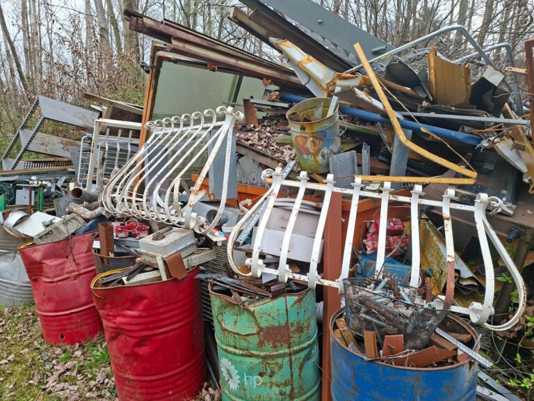 Follina, scoperta discarica abusiva: sequestrati 450 metri cubi di rifiuti
