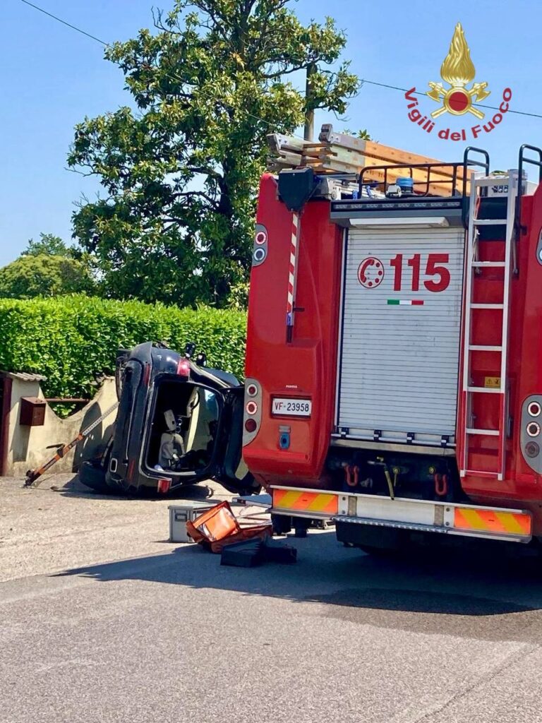 Villa del Conte, frontale tra auto e minivan: due feriti estratti dalle lamiere