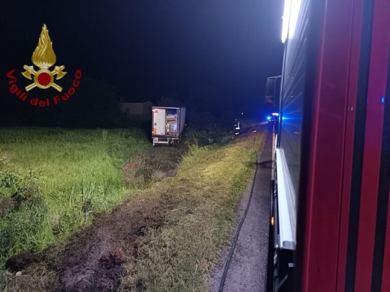 Incidente a Canaro: autoarticolato fuori strada, ferito il conducente