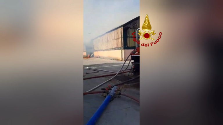 Incendio in un deposito agricolo a Taglio di Po: Vigili del fuoco al lavoro da ieri per domare le fiamme