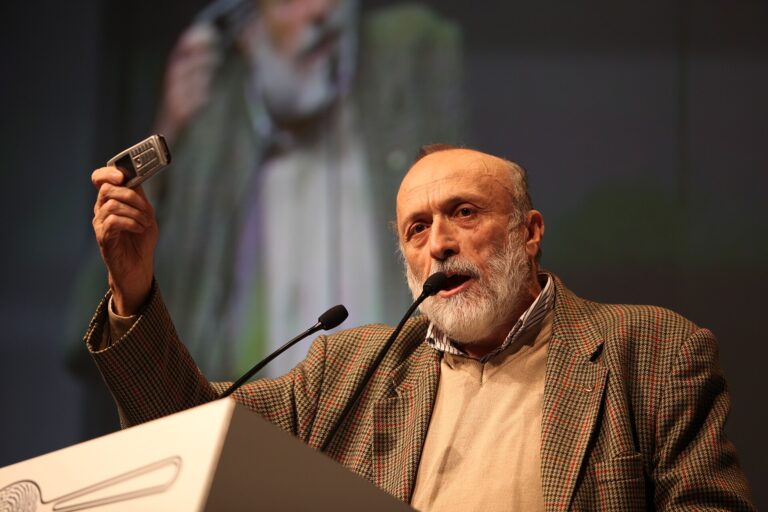 Addio a Carlo Petrini, fondatore di Slow Food: “Ha insegnato a difendere identità e territori”