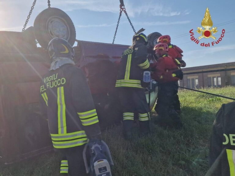 Chioggia, minivan finisce in un canale: tre morti