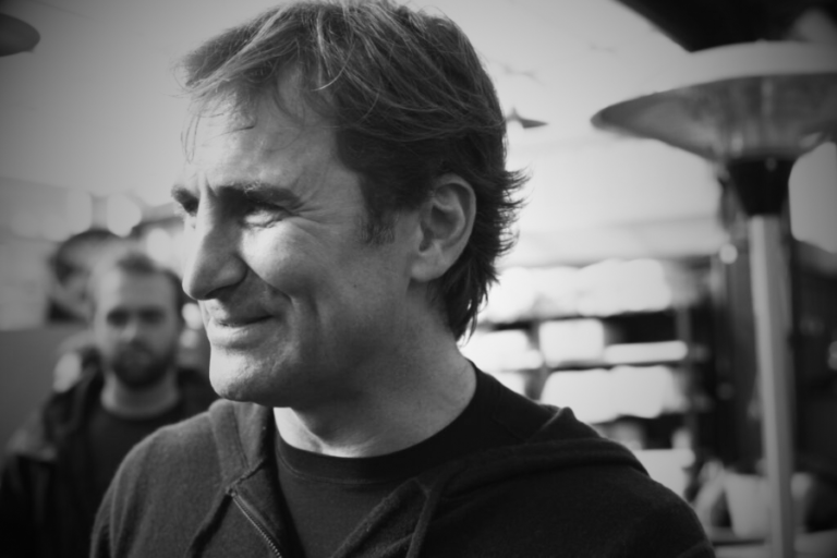 L’addio ad Alex Zanardi sotto la pioggia: applausi e commozione a Padova