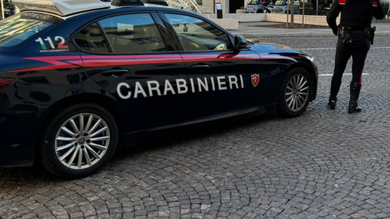Vittorio Veneto: hashish e coltelli nel parcheggio delle Poste, quattro giovani denunciati dai carabinieri